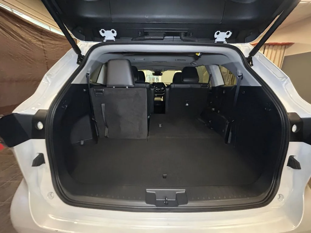 Used 2026 Pearl Toyota XLE image 22