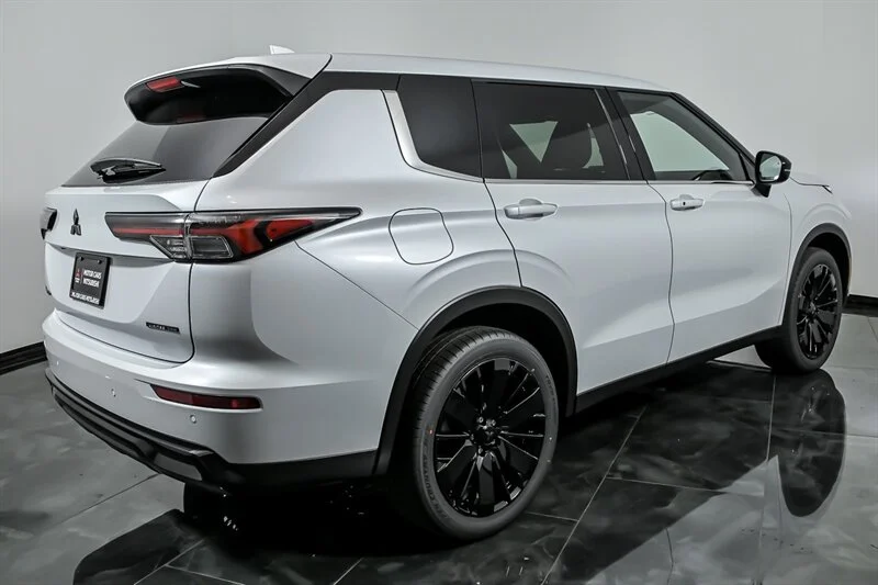 New 2026 White Diamond Mitsubishi LE image 8