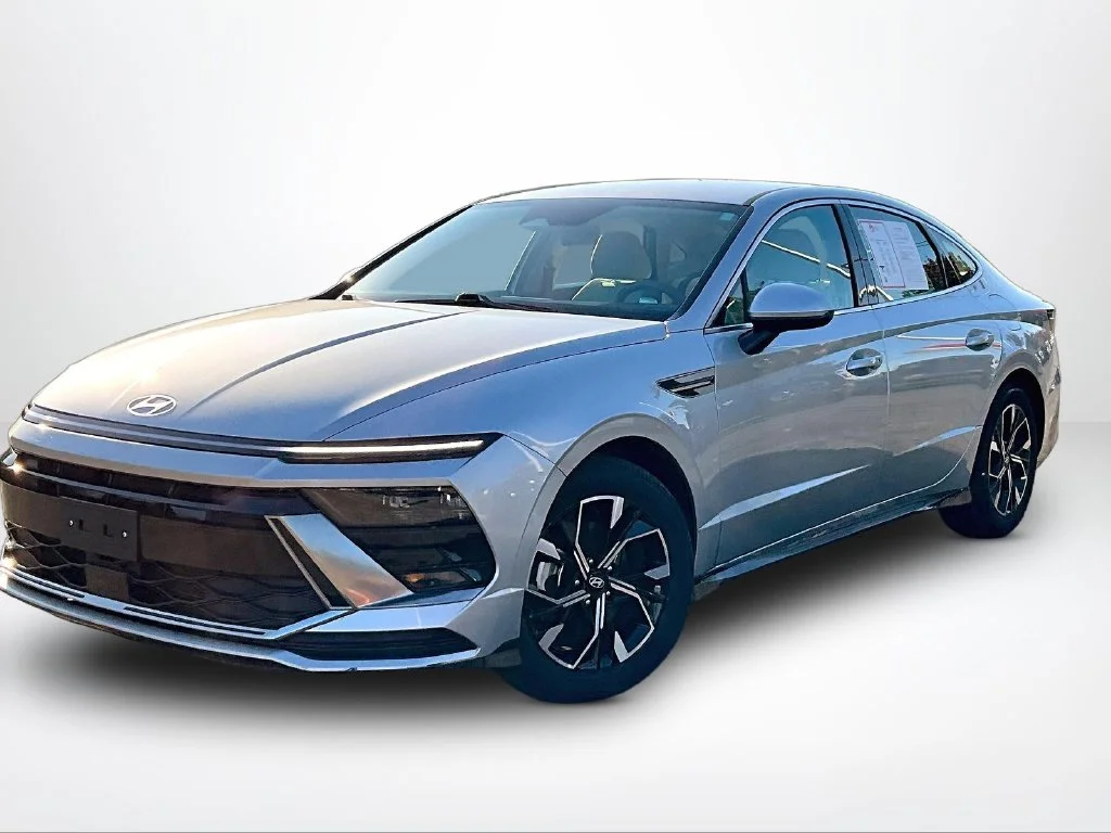 Used 2025 Silver Hyundai SEL image 2