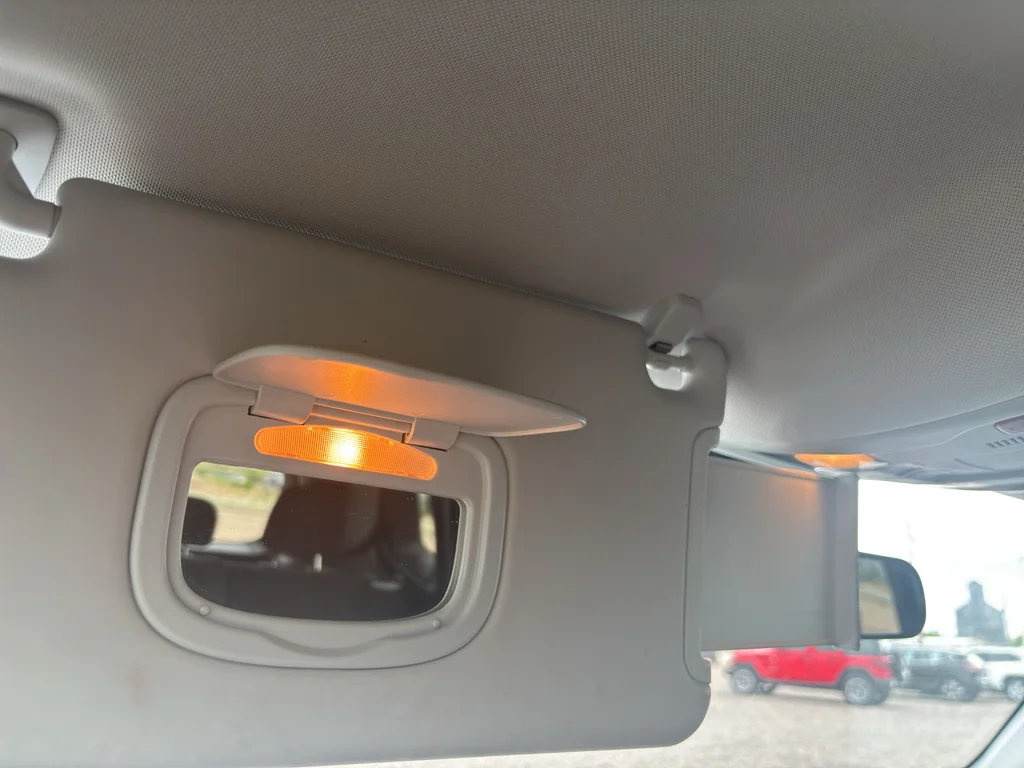Used 2017 Alpine White Jeep Latitude image 29