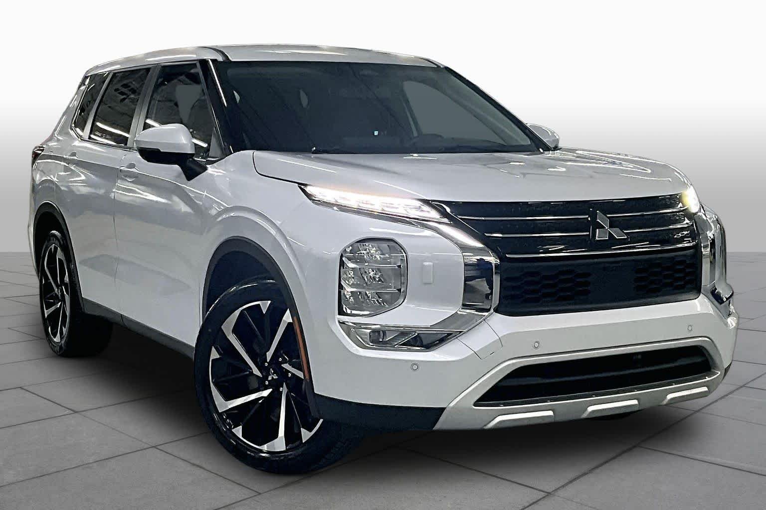 Pre-Owned 2024 Mitsubishi Outlander SE