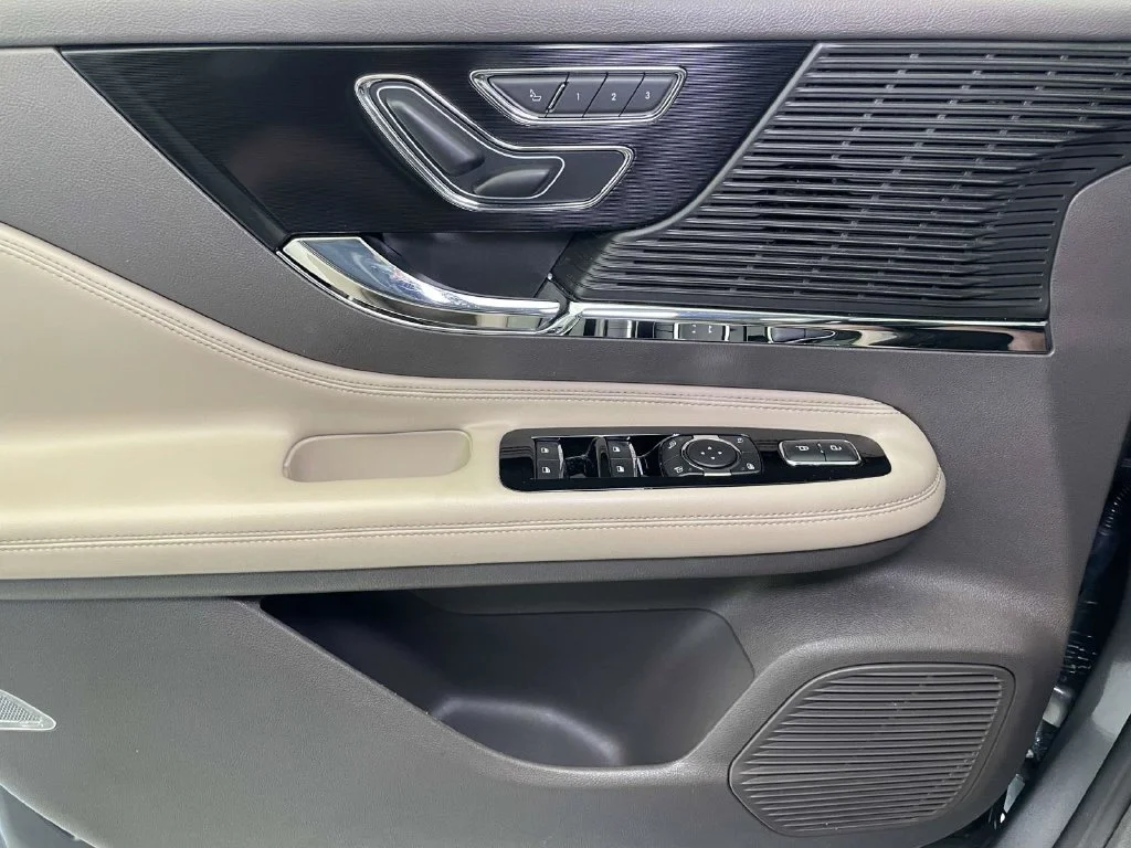 Used 2021 Gray Lincoln Standard image 25