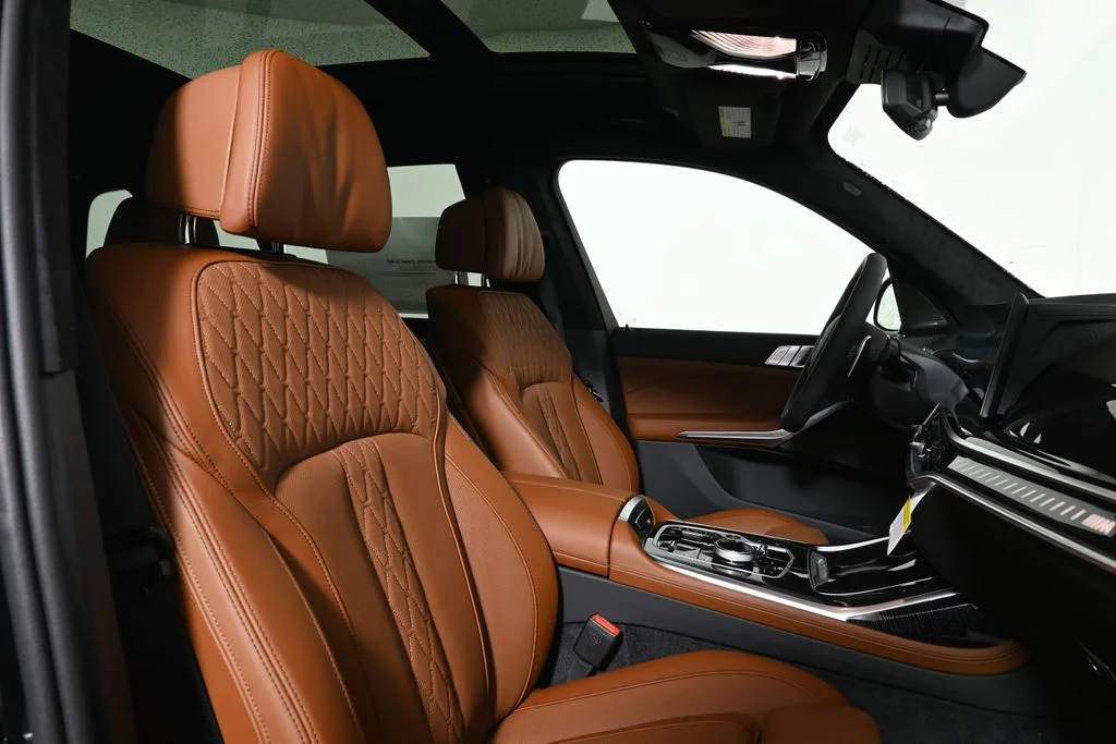 Used 2027 Black BMW M60i image 36