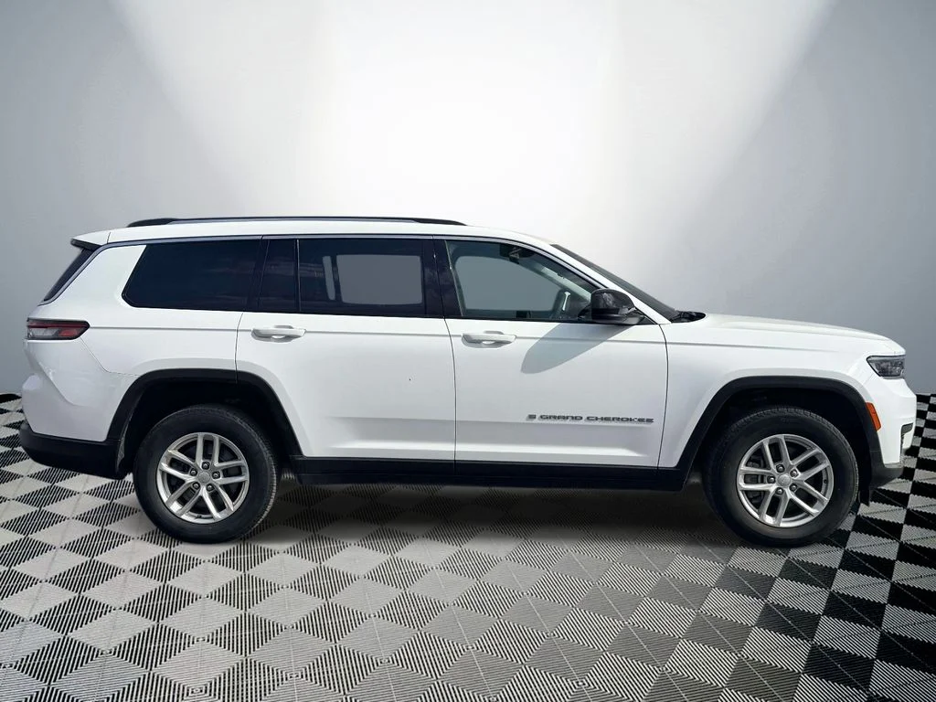 Used 2023 White/off-white Jeep Laredo image 6