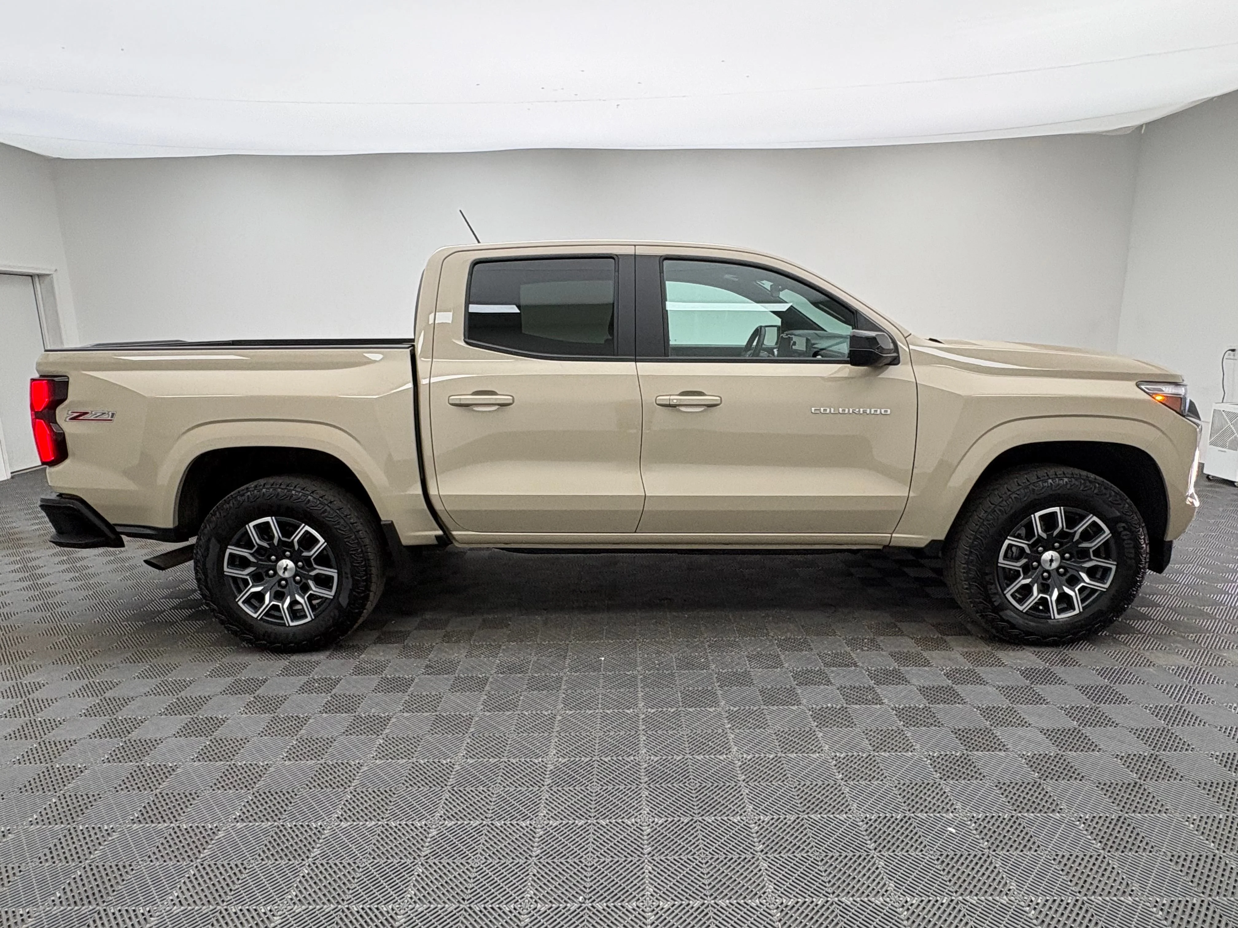Used 2023 Sand Dune Metallic Chevrolet Z71 image 6