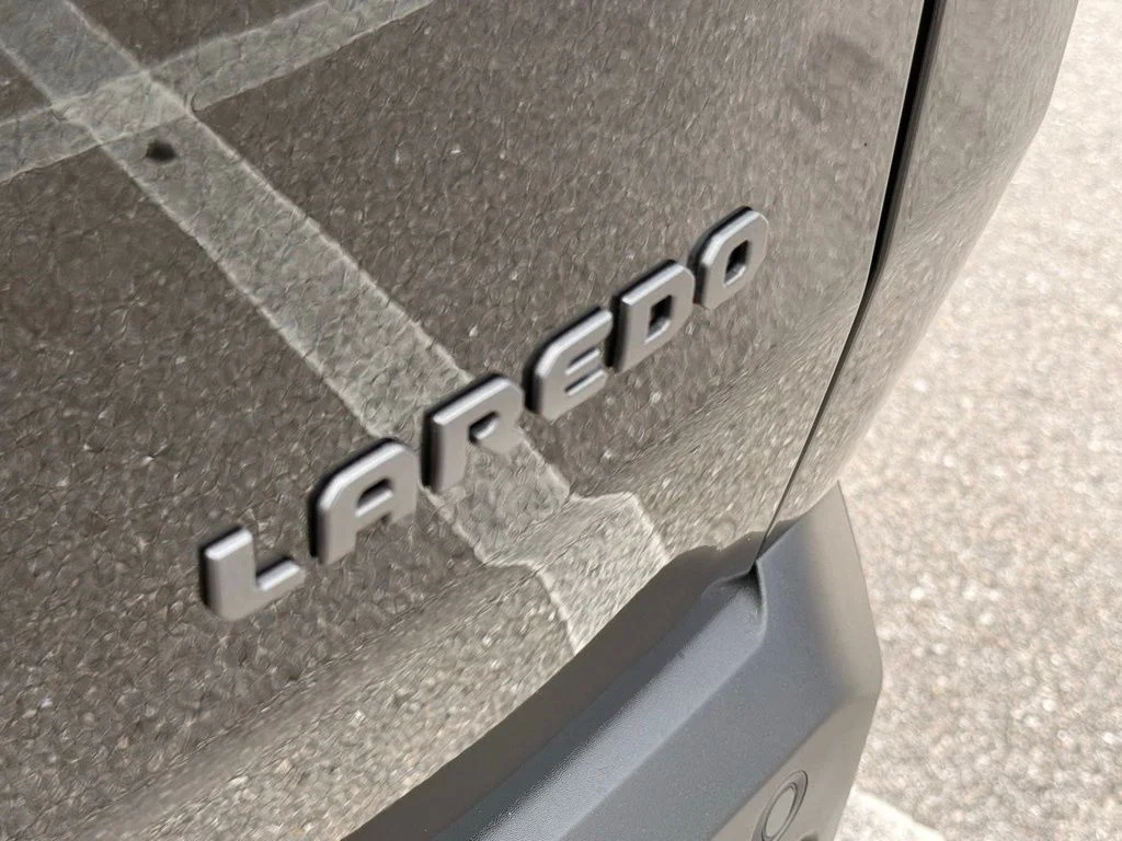 New 2026 Diamond Black Crystal Pearl-Coat Exterior Paint Jeep Laredo image 36