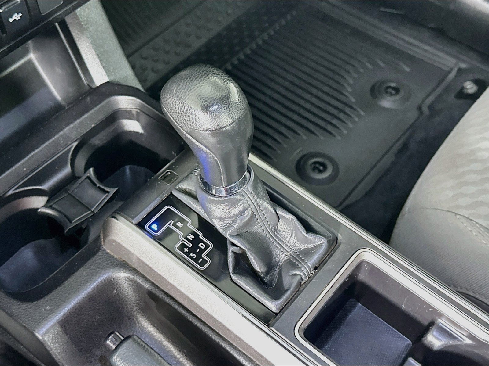 Used 2022 Midnight Black Metallic Toyota SR5 image 18