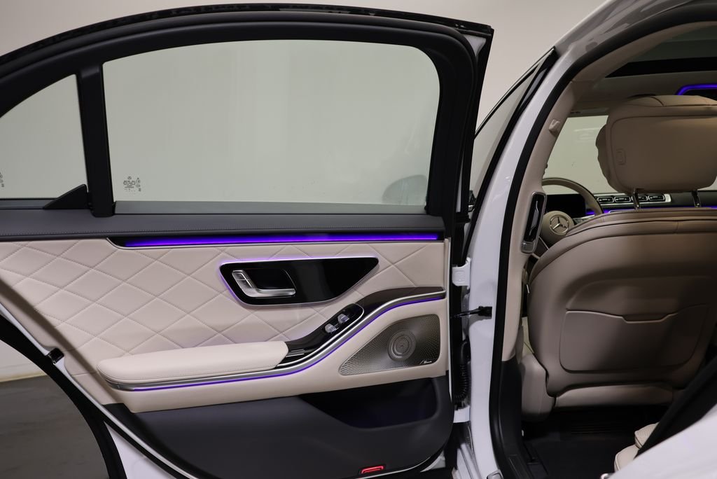 New 2026 MANUFAKTUR Moonlight White Metallic Mercedes-Benz S 580 image 39