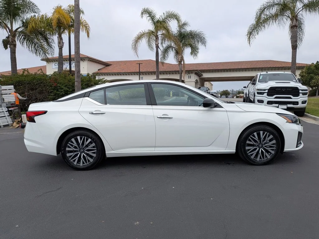 Used 2025 White Nissan 2.5 SV image 4