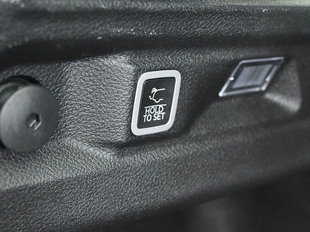 Used 2023 Diamond Black Crystal Pearlcoat Jeep Altitude image 33