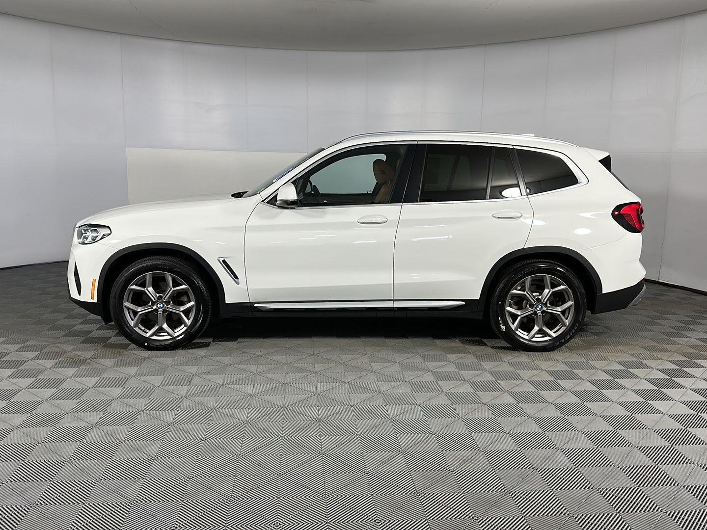 Used 2022 Alpine White BMW xDrive30i image 7