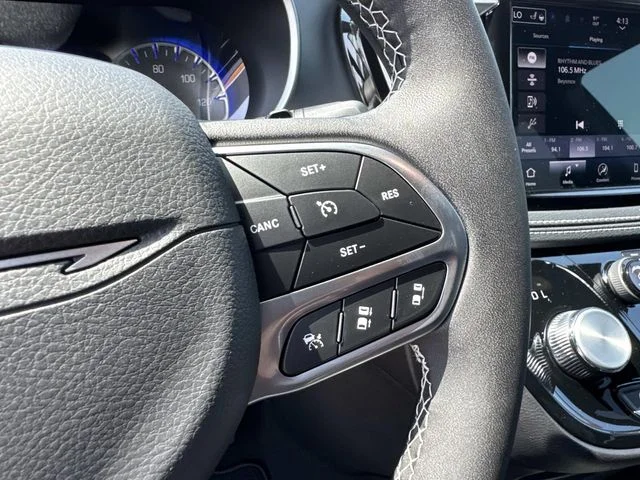 New 2027 Diamond Black Crystal Pearl-Coat Exterior Paint Chrysler Select image 24
