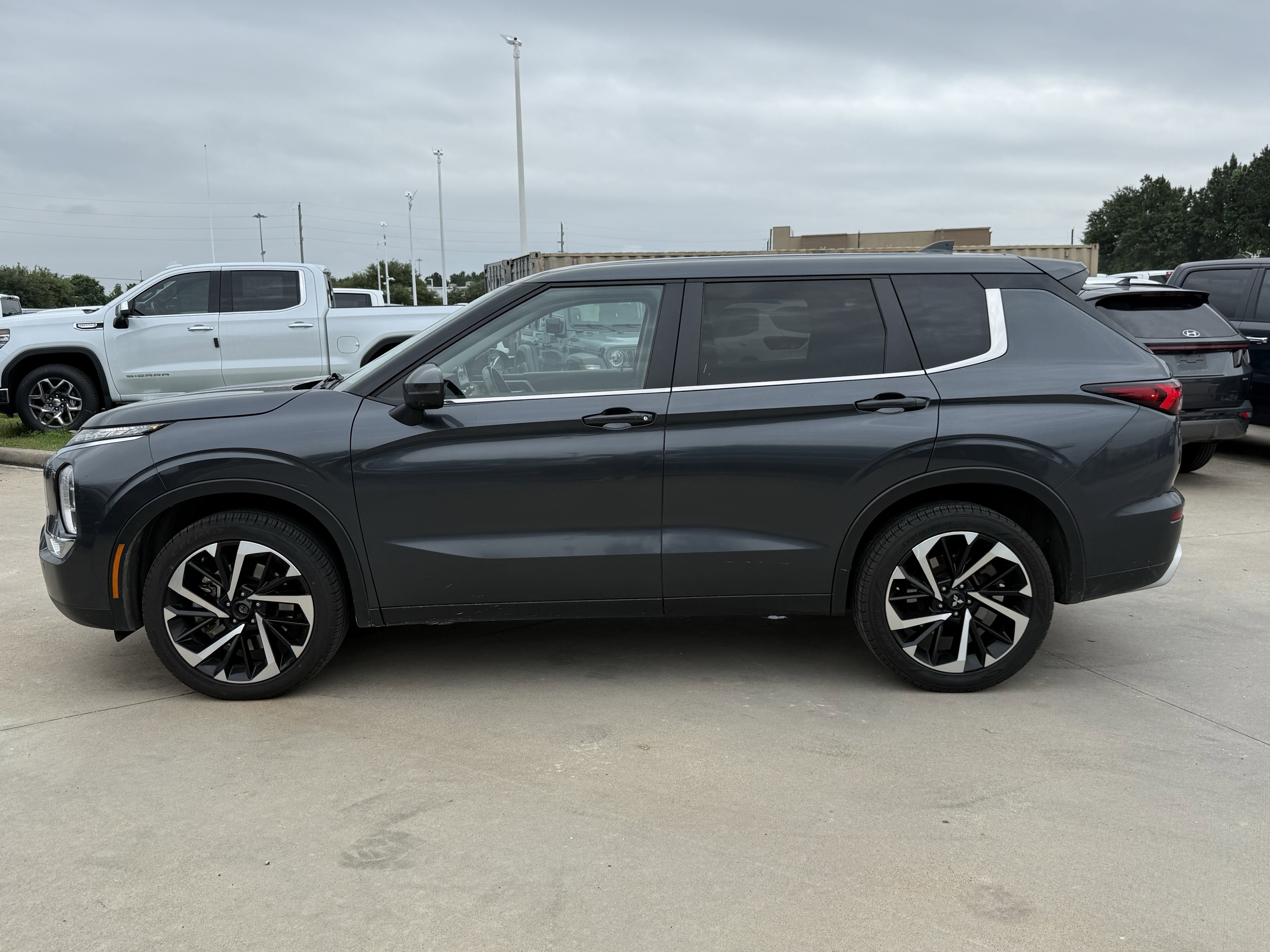 Used 2024 Gray Mitsubishi SE image 7