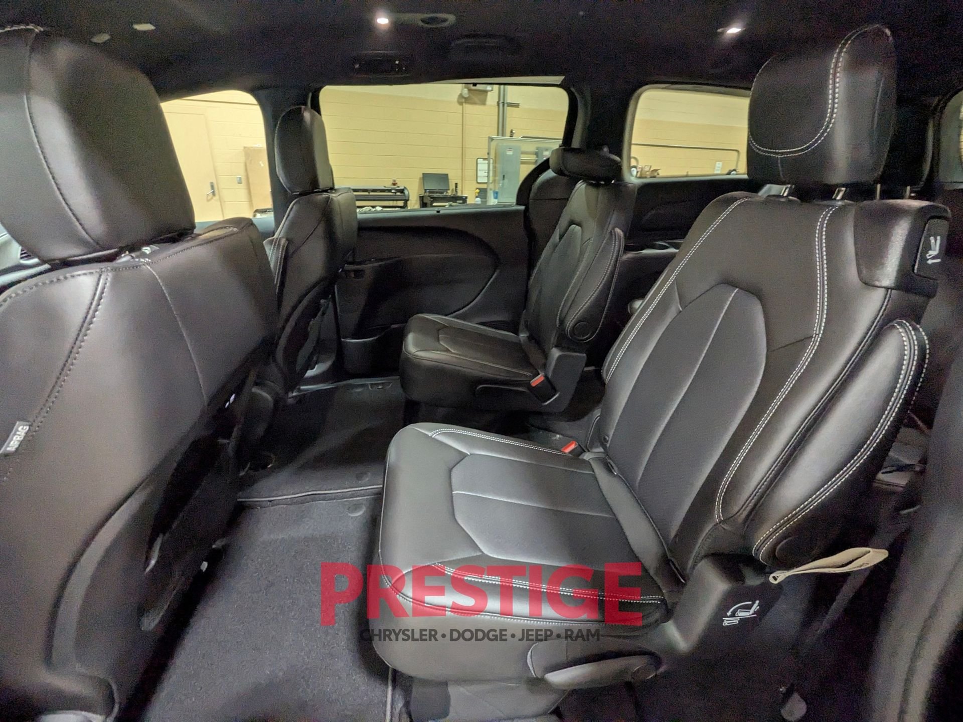 New 2026 Diamond Black Crystal Pearl-Coat Exterior Paint Chrysler Select image 25
