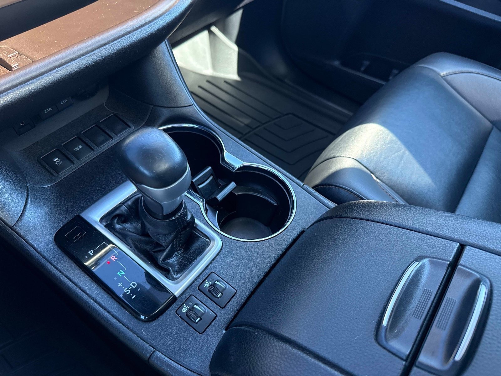 Used 2019 Shoreline Blue Pearl Toyota XLE image 26