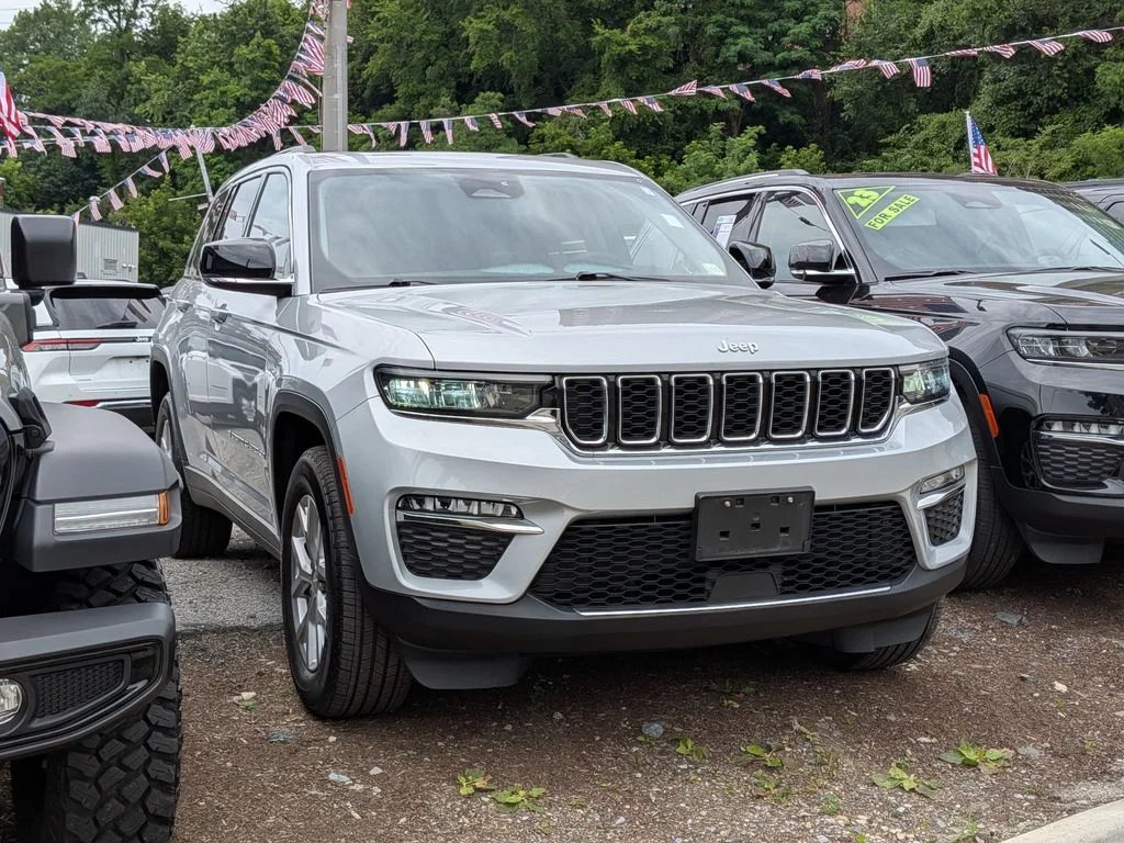 Used 2023 Silver Jeep Limited image 4