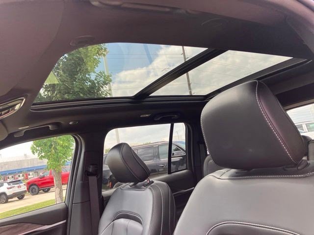 New 2026 Diamond Black Crystal Pearl-Coat Exterior Paint Jeep Limited image 20
