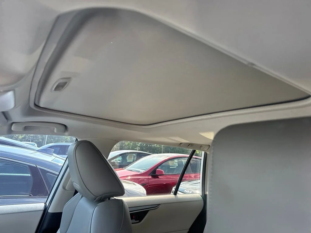 Used 2019 White Toyota XLE Premium image 4