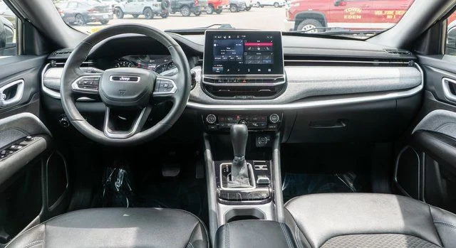 Used 2023 Silver Jeep Latitude image 15