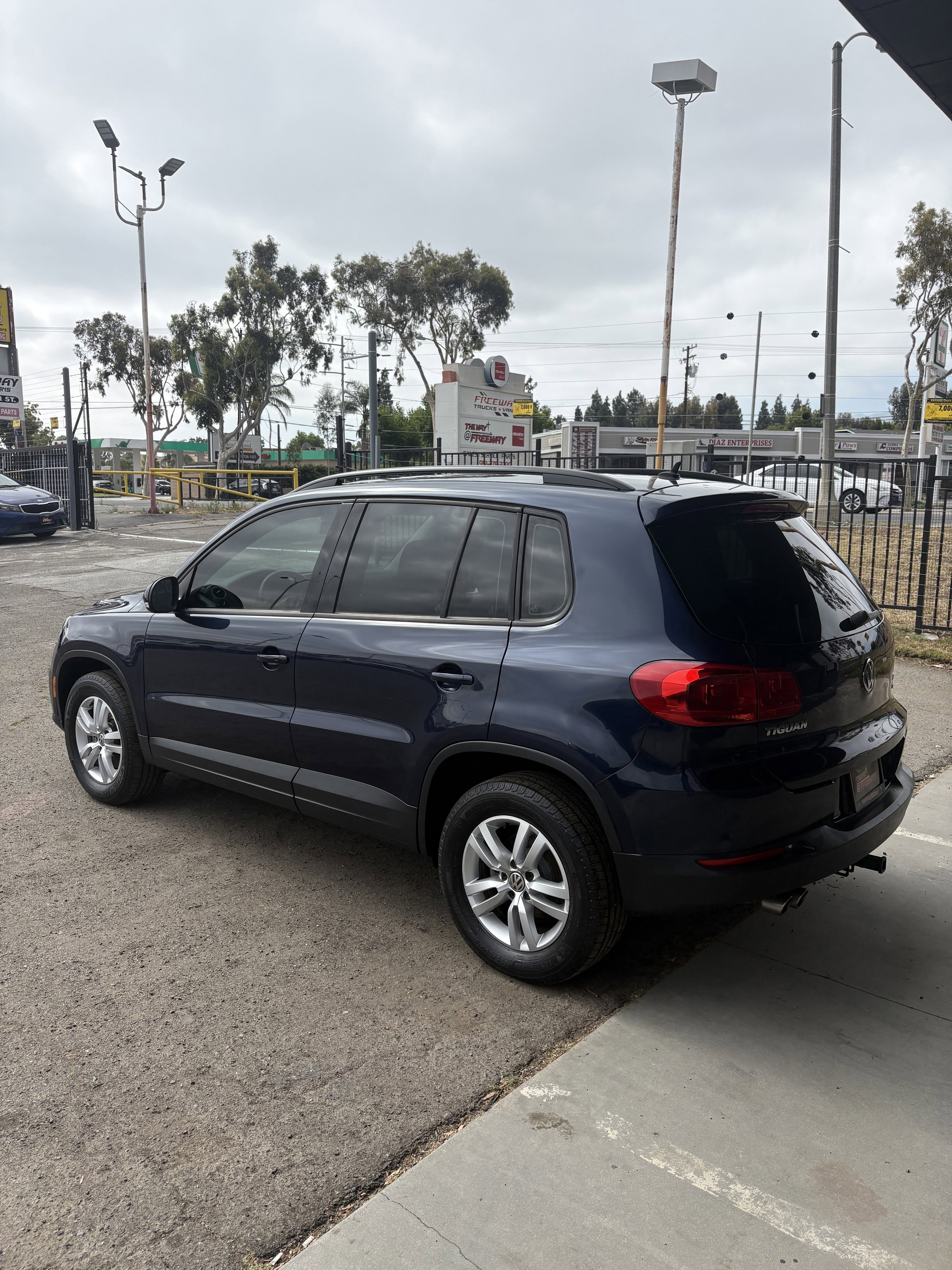 Used 2016 Blue Volkswagen  image 7