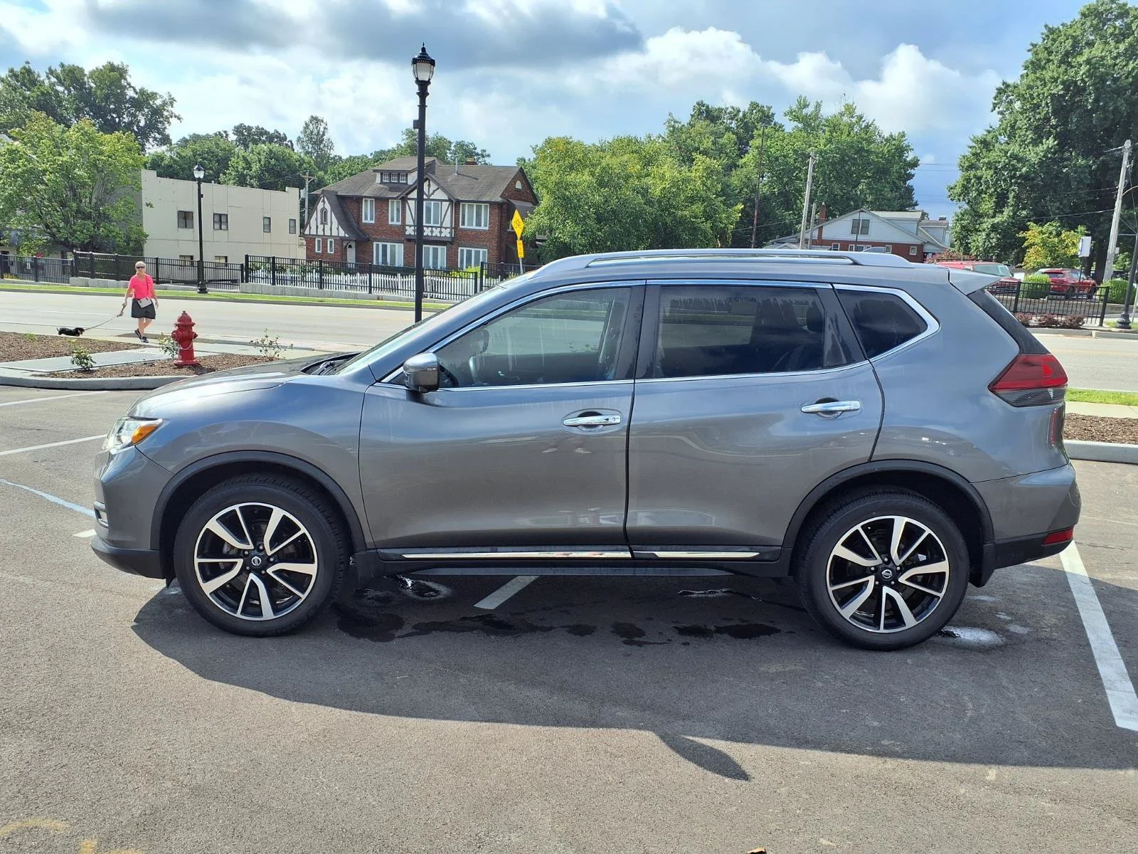 Used 2019 Gun Metallic Nissan SL image 28