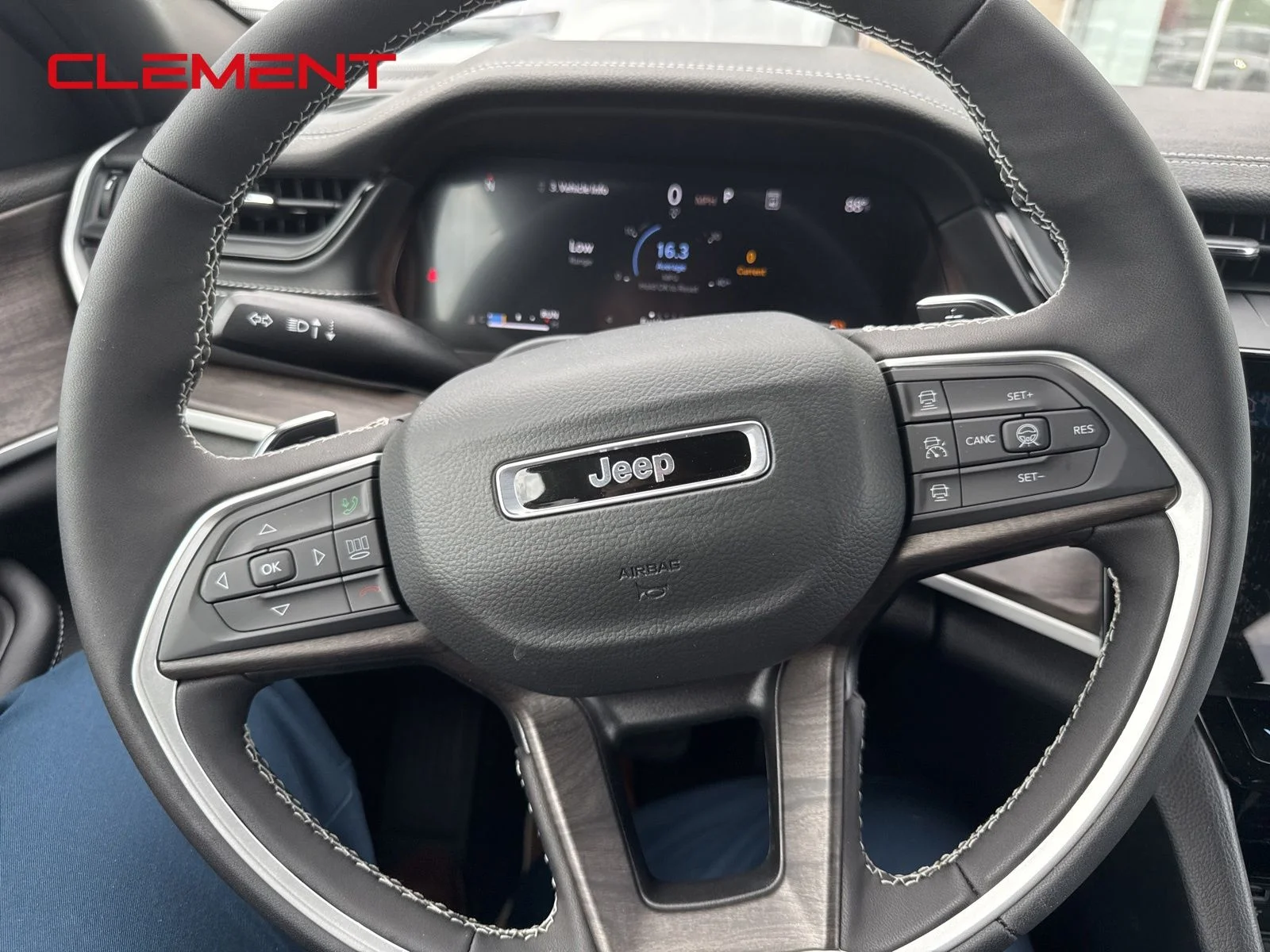 New 2026 Bright White Clear-Coat Exterior Paint Jeep Altitude image 23