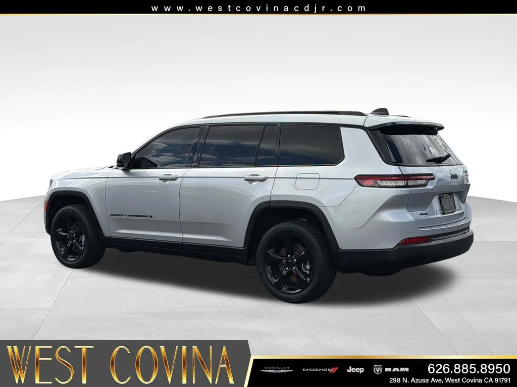 Used 2023 Silver Jeep Altitude image 5