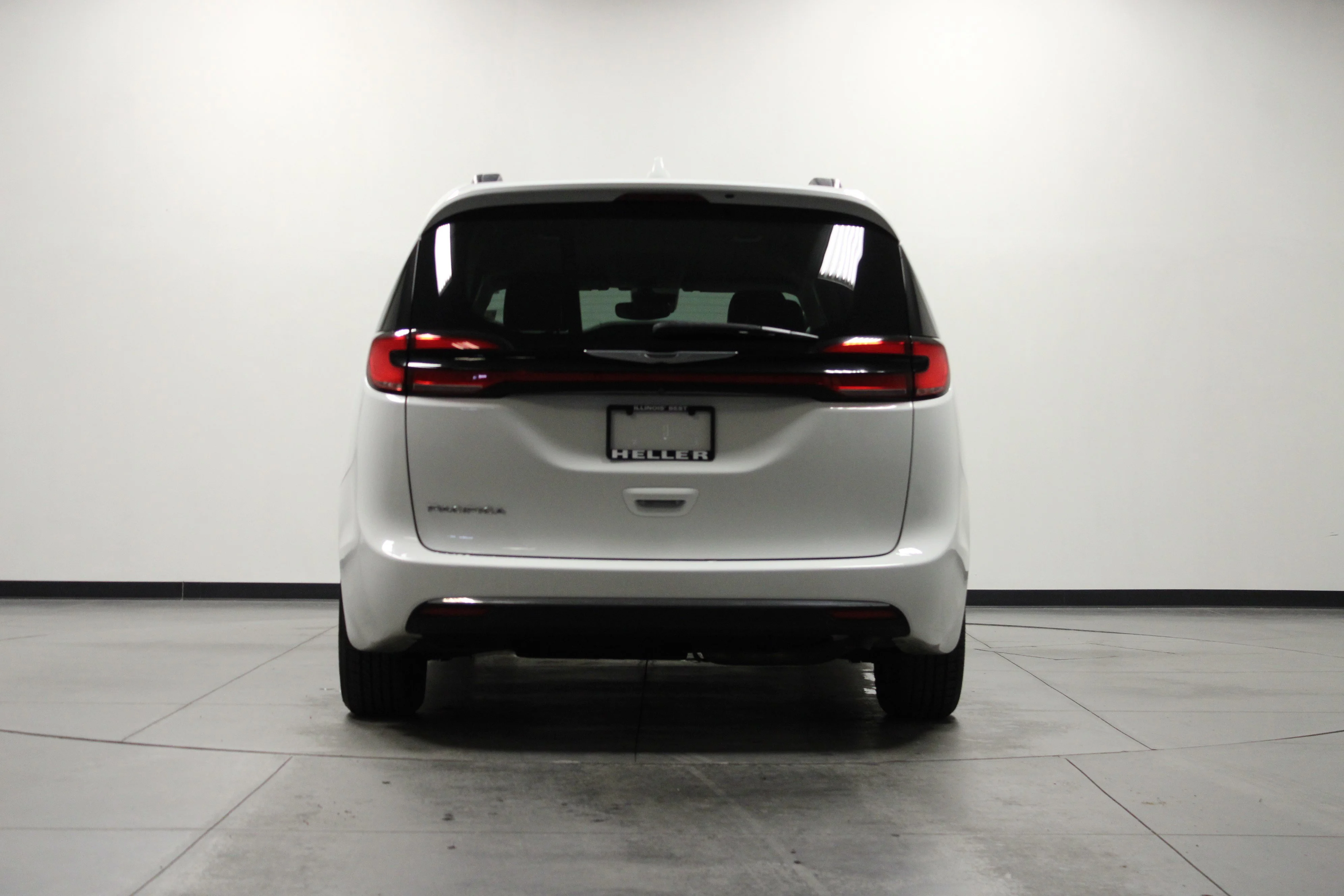 Used 2022 Bright White Clearcoat Chrysler Touring L image 5