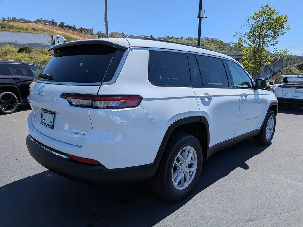 New 2026 Bright White Clear-Coat Exterior Paint Jeep Laredo image 5
