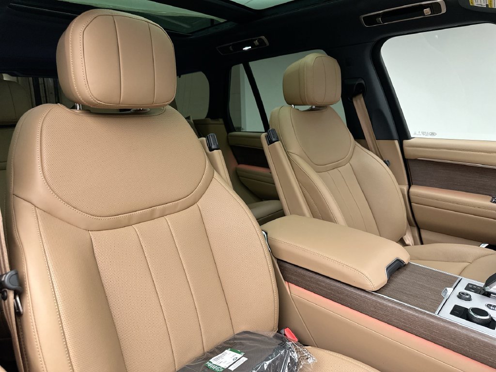 New 2027 Eiger Grey Metallic Land Rover SE image 6
