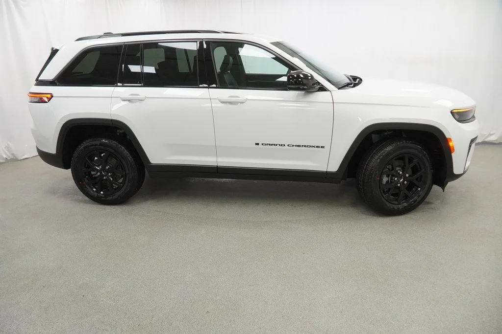 New 2026 Bright White Clear-Coat Exterior Paint Jeep Laredo Altitude image 9
