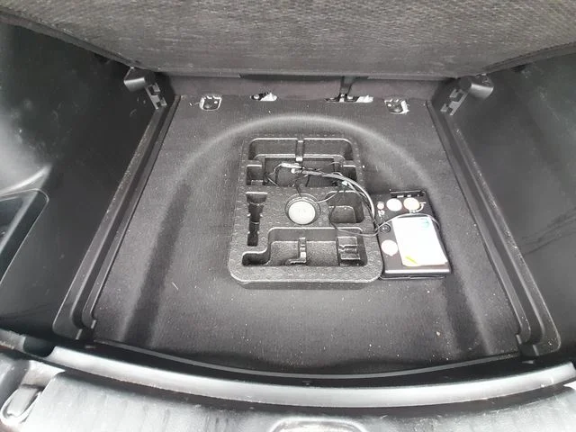 Used 2024 Silver Jeep Latitude image 42