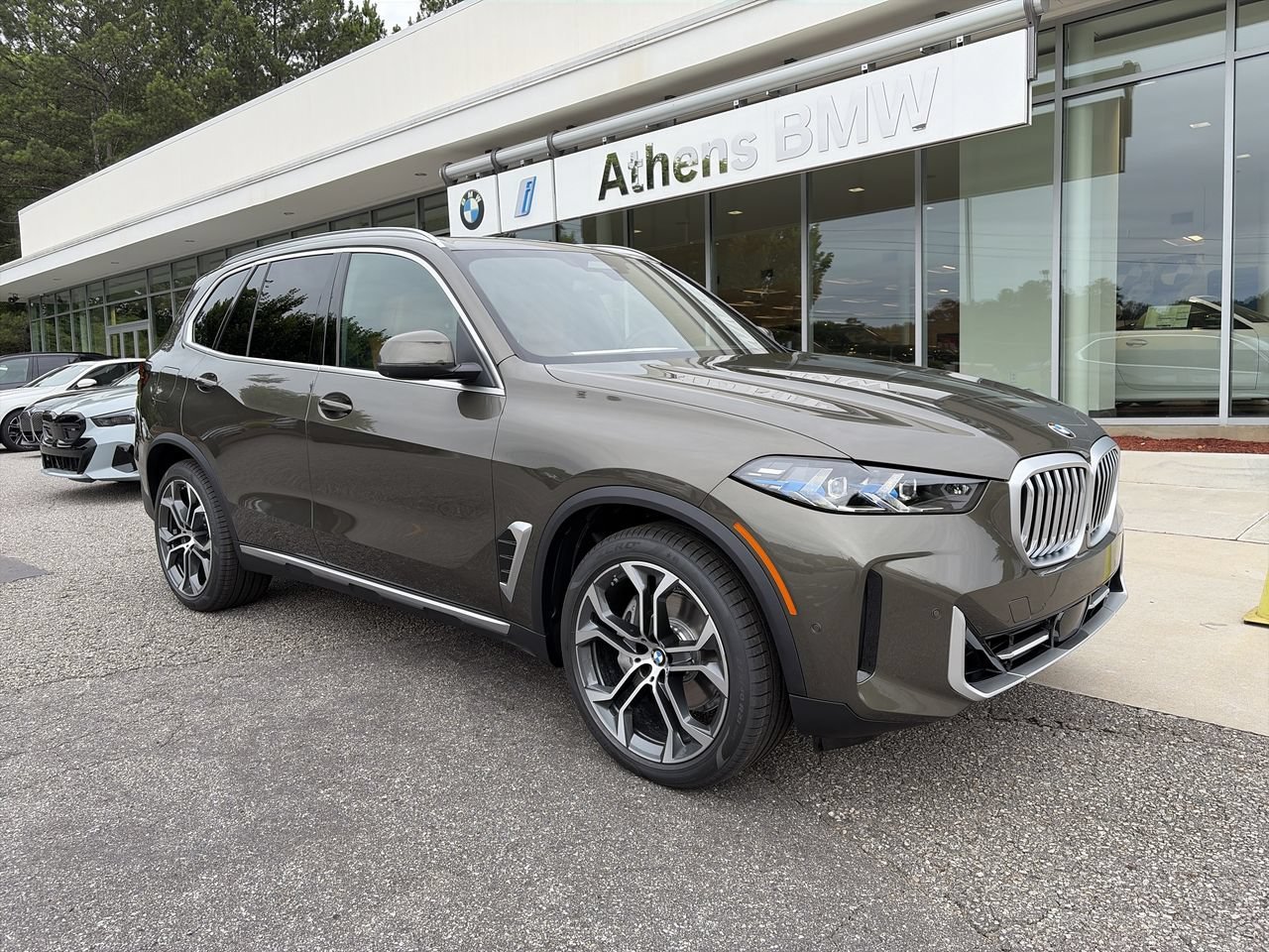New 2026 Manhattan Green Metallic BMW xDrive40i image 2