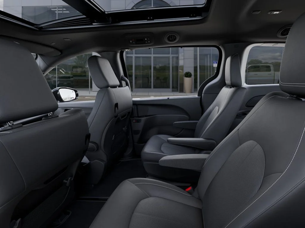 New 2026 Diamond Black Crystal Pearl-Coat Exterior Paint Chrysler Select image 24