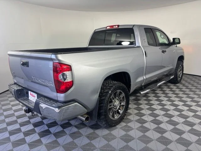 Used 2015 Silver Toyota SR5 image 7