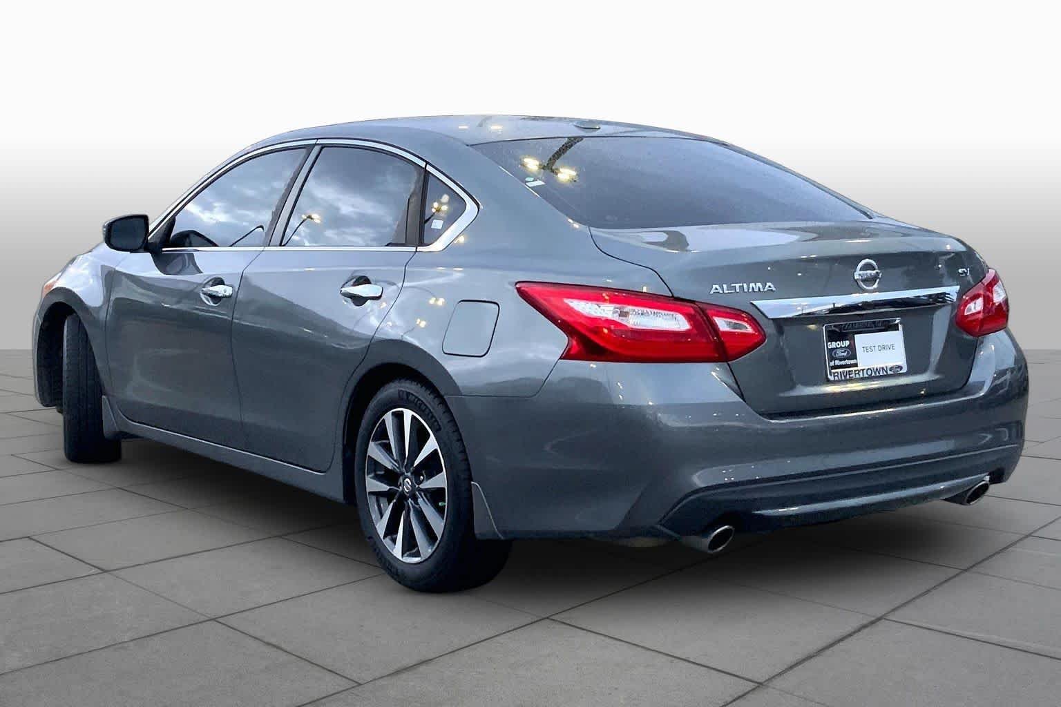 Used 2016 Gun Metallic Nissan 2.5 SV image 11