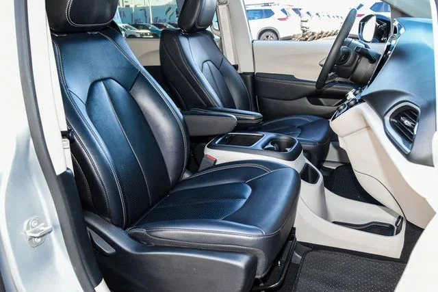 Used 2023 Silver Chrysler Touring L image 22
