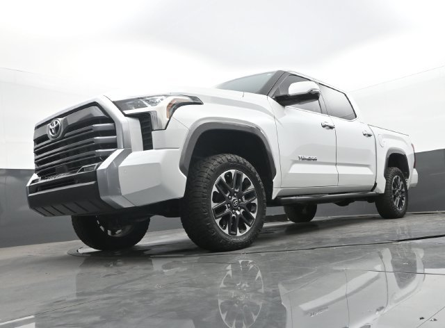 Used 2025 Wind Chill Pearl Toyota Limited image 26