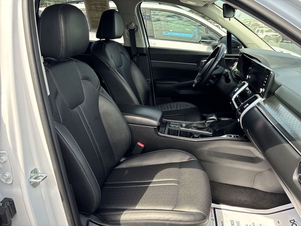 Used 2022 White Kia S image 26
