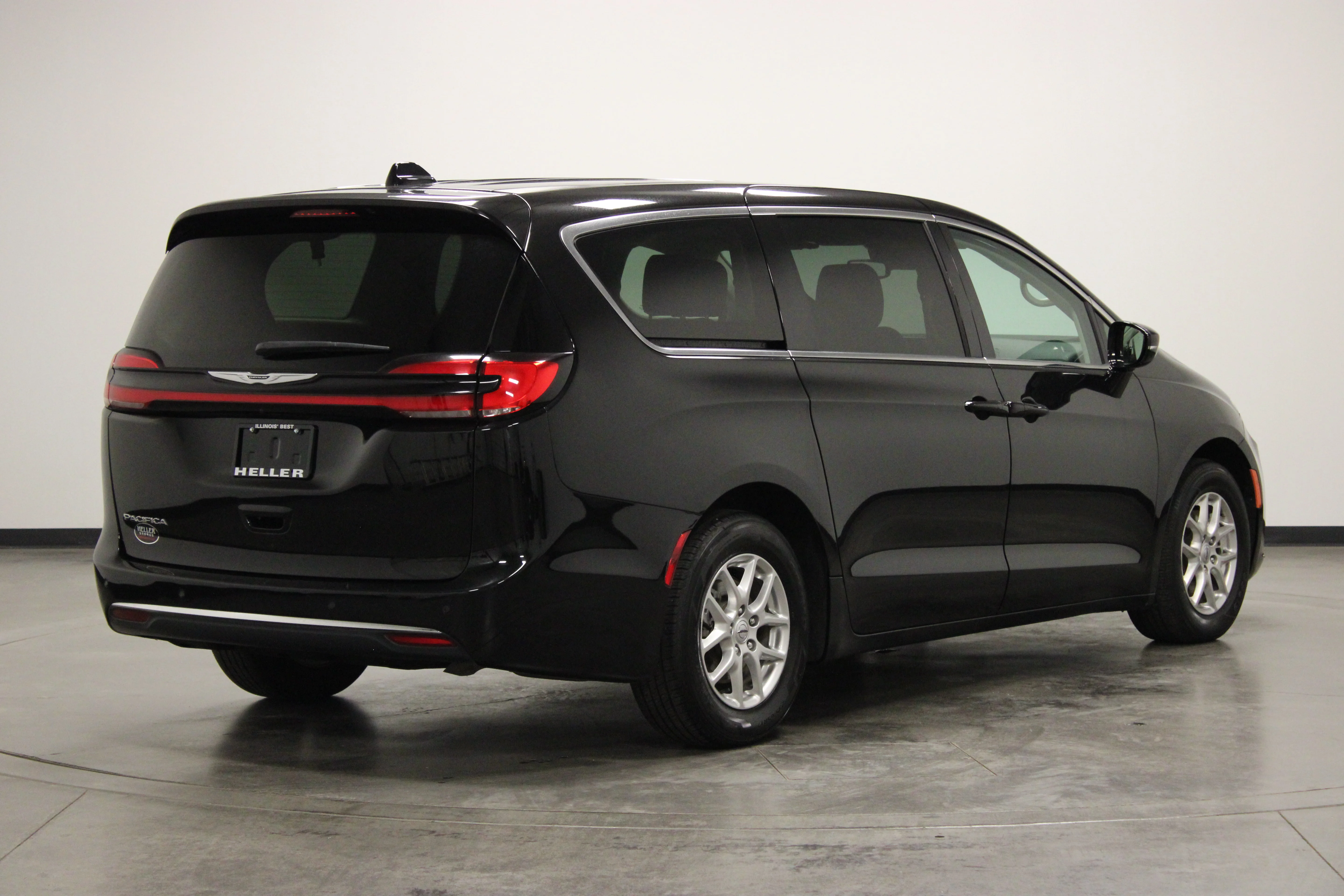 Used 2024 Diamond Black Crystal Pearlcoat Chrysler Touring L image 8