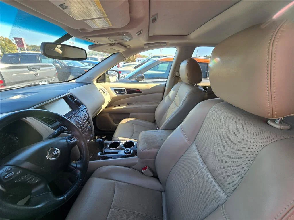 Used 2016 Black Nissan Platinum image 4