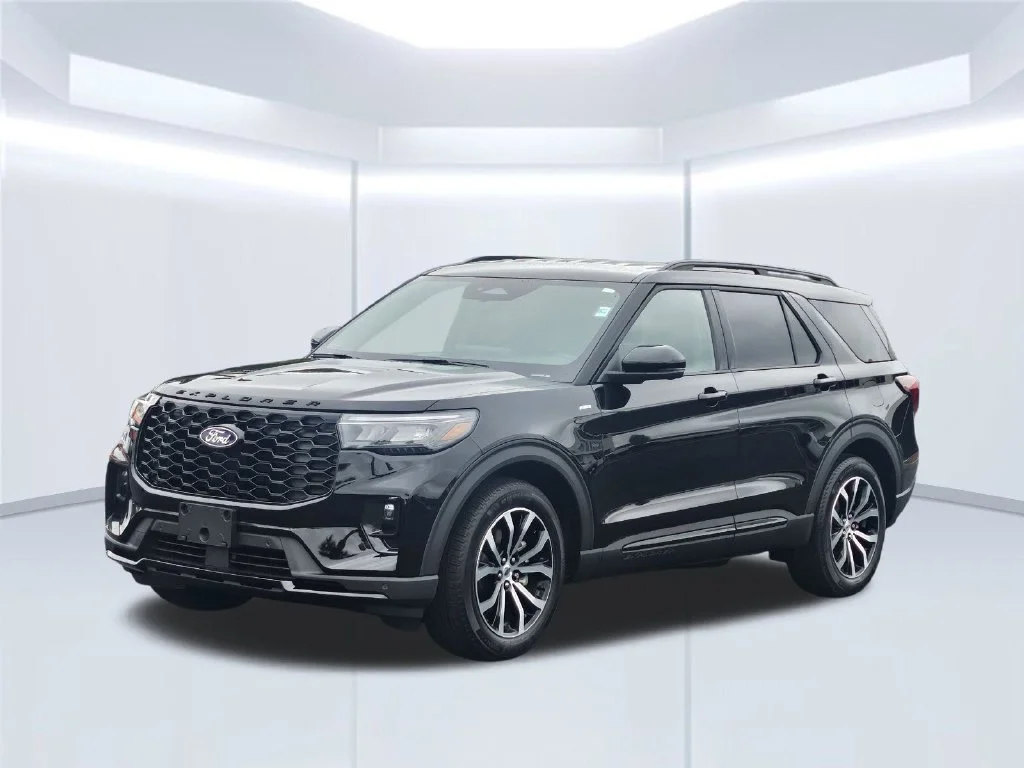 New 2027 Agate Black Metallic Ford ST-Line image 2