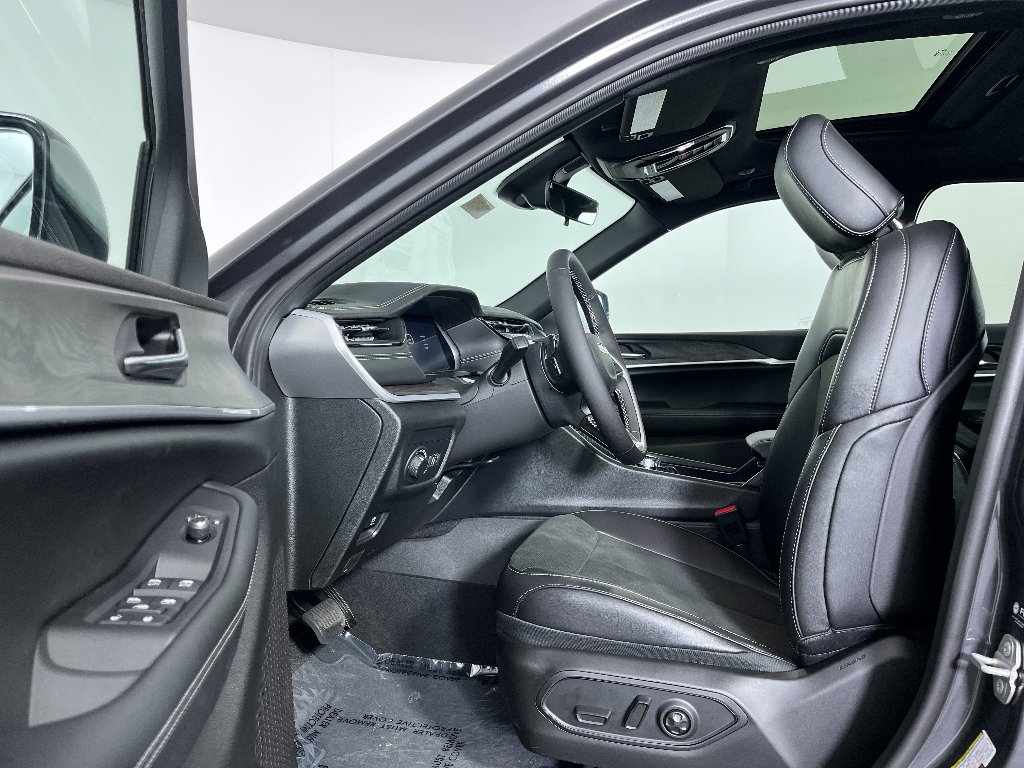 New 2026 Baltic Gray Metallic Clear-Coat Exterior Paint Jeep Laredo Altitude image 7