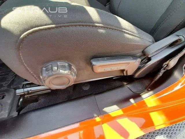Used 2018 Punkn Metallic Clearcoat Jeep Sahara image 38