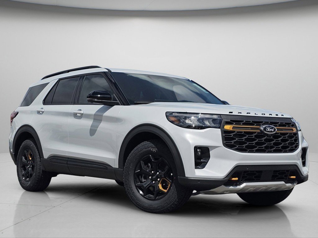 New 2026 Space White Metallic Ford Tremor image 2