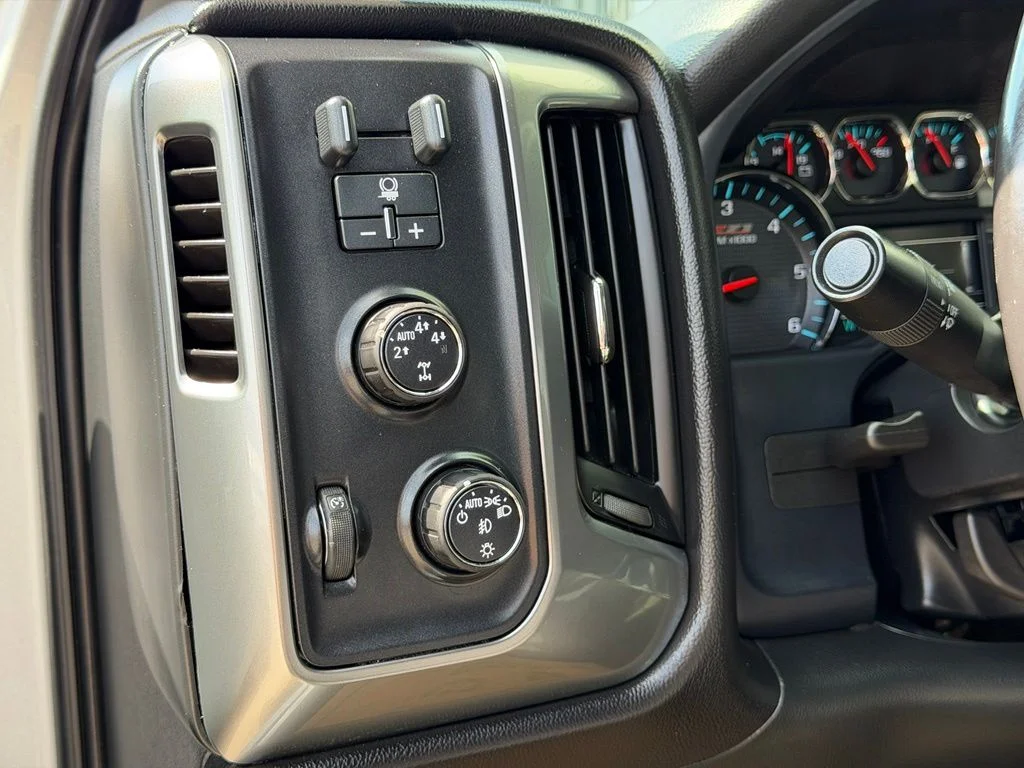 Used 2015 Silver Chevrolet LT image 23