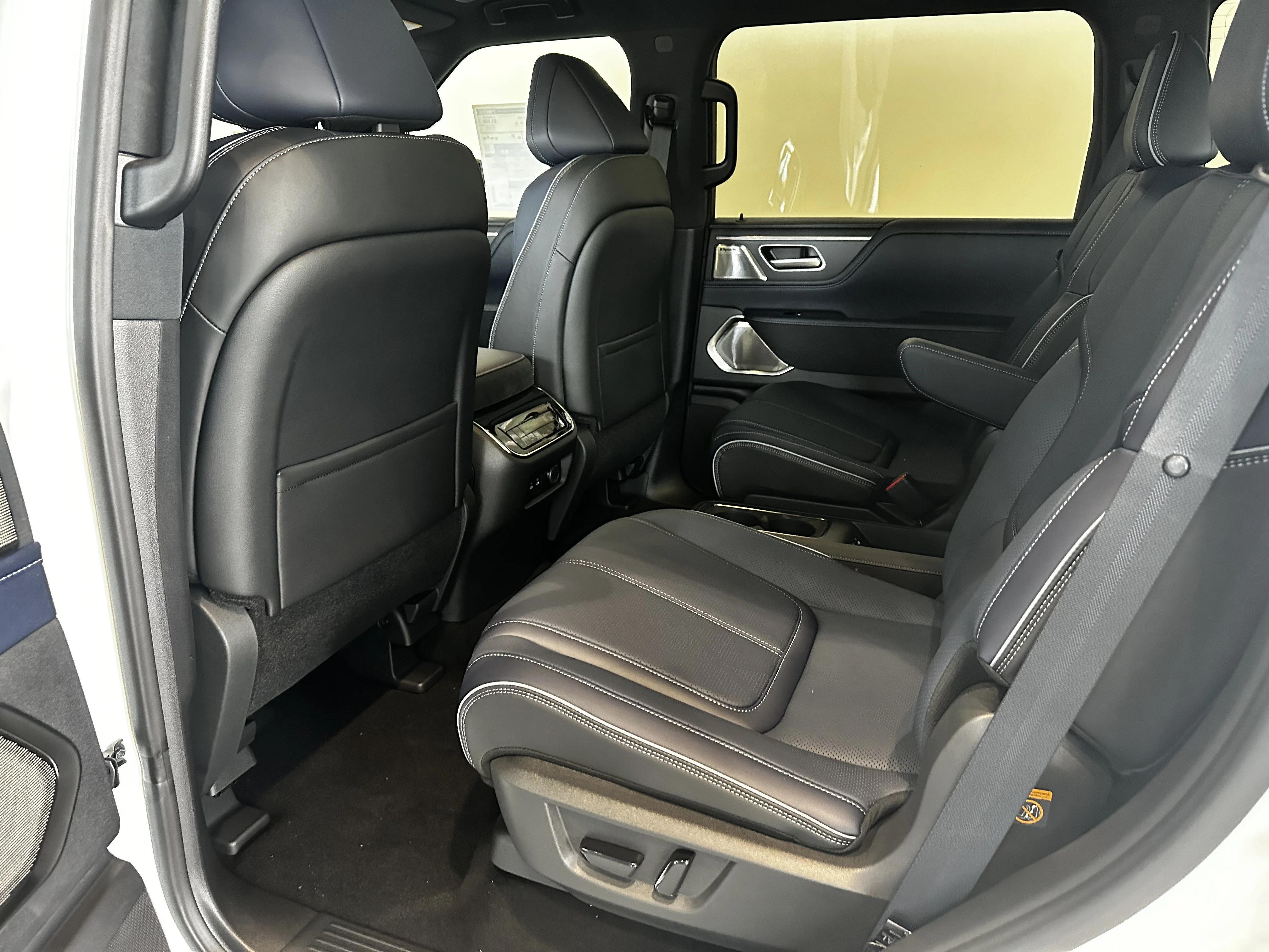 New 2027 2T RADIANT WHIT INFINITI Sport 4WD image 12