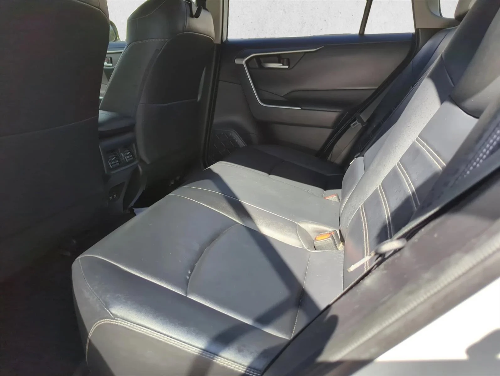 Used 2019 Super White Toyota XLE Premium image 25
