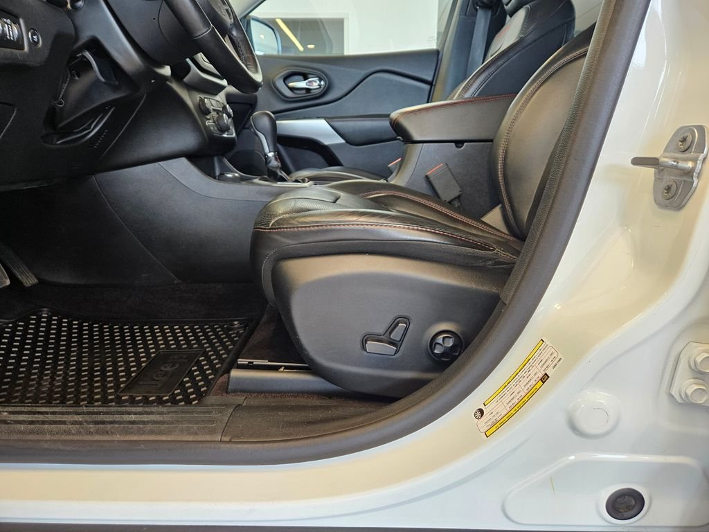 Used 2018 Bright White Clearcoat Jeep Trailhawk image 16