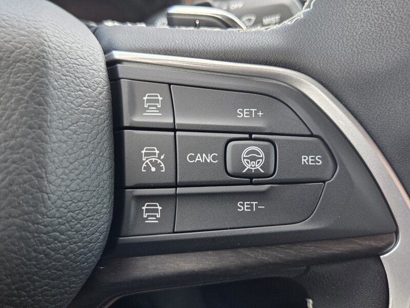 New 2026 Diamond Black Crystal Pearl-Coat Exterior Paint Jeep LAREDO ALTITUDE 4X4 image 31